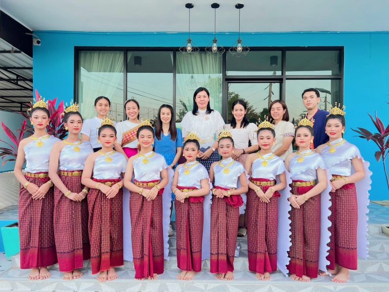 ตัวแทนนักเรียนเข้าร่วมกิจกรรมประเพณีลอยกระทงของทางเทศบาลตำบลผักปัง
